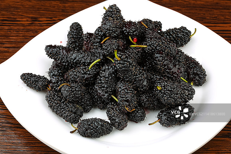 罗马尼亚阿拉德桌上盘中黑莓俯瞰图片素材