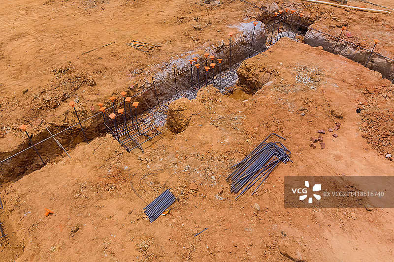 在建筑工地为房屋地基的沟槽中安装钢材图片素材