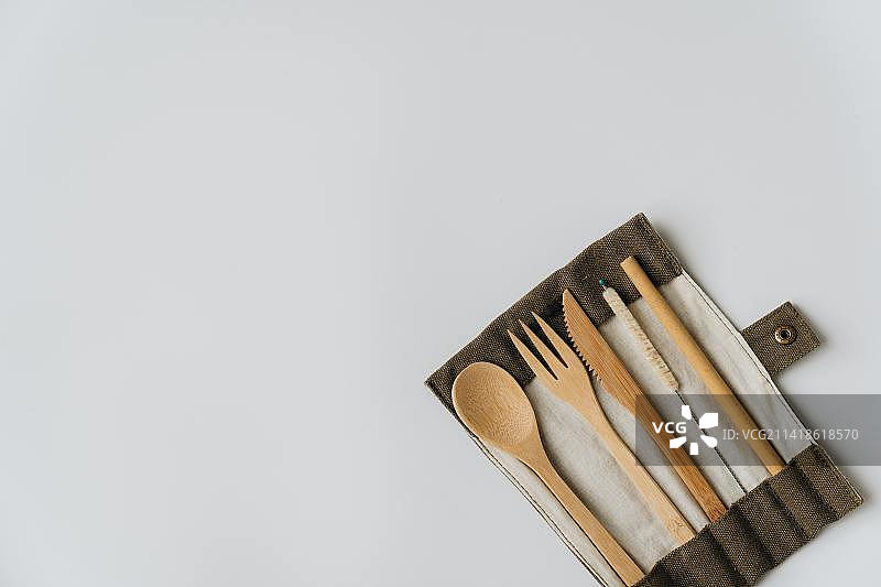 灰色背景上的厨房用具俯视图，印度尼西亚图片素材