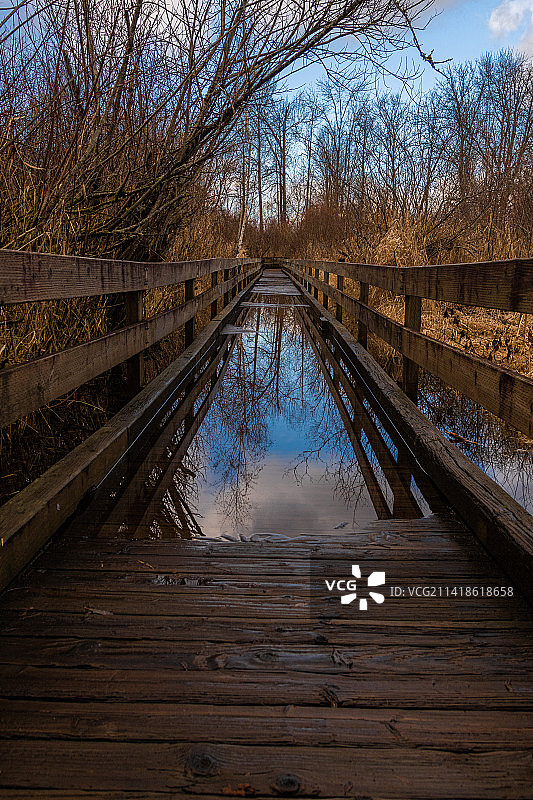 萨马米什湖水漫过玛丽摩尔公园的木板路，美国图片素材