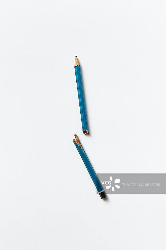 彩色铅笔在白色背景上的特写，印度尼西亚雅加达图片素材