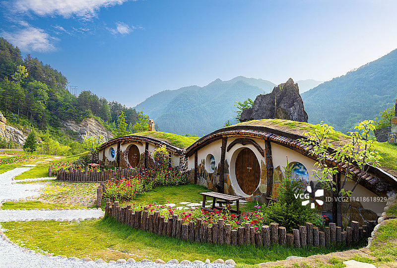 河南省洛阳市栾川县公路边的《魔戒》小人国城堡图片素材