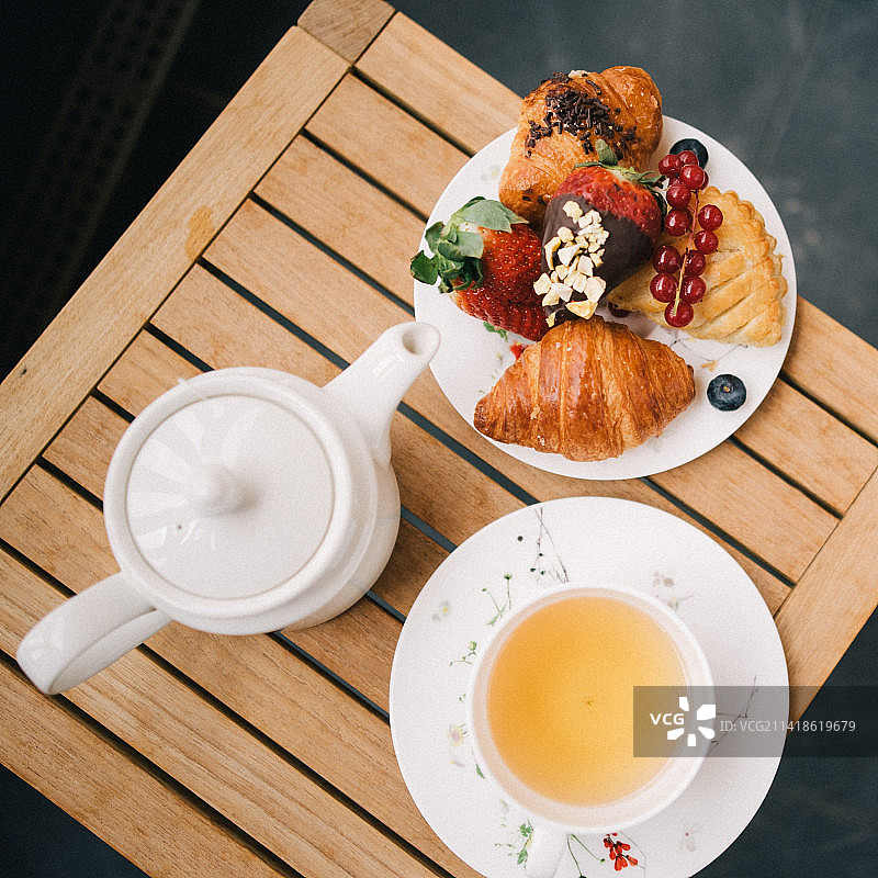餐桌上的早餐高角度视图，印度尼西亚图片素材