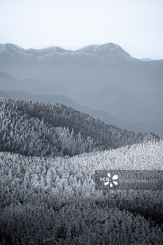 重峦叠嶂的雪山图片素材