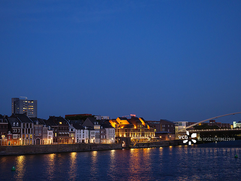 马斯特里赫特夜间灯光建筑景观图片素材