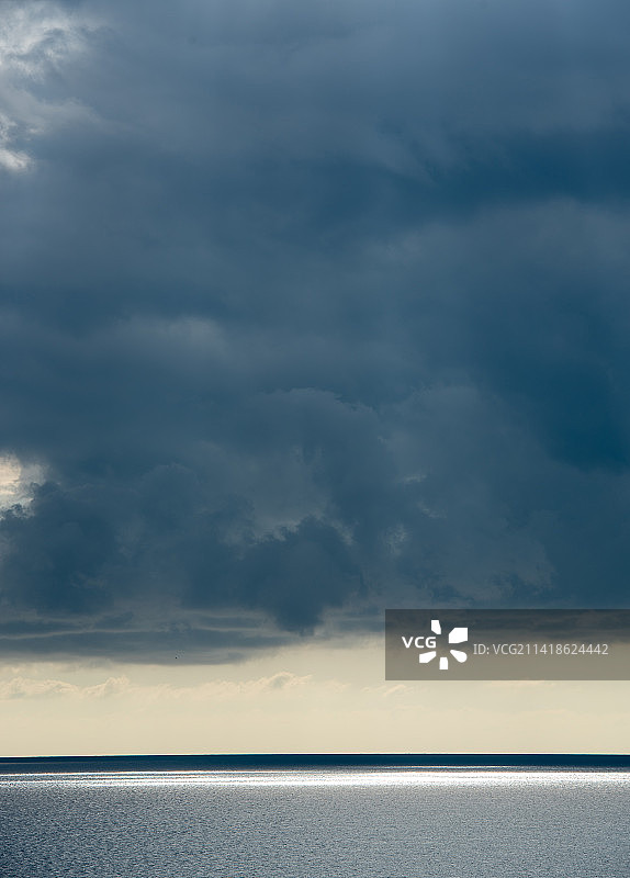 美国海景风光：暴风云下的壮丽景色图片素材