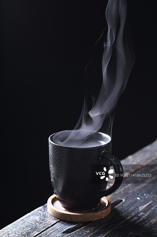 黑色背景下的咖啡杯特写，印尼图片素材