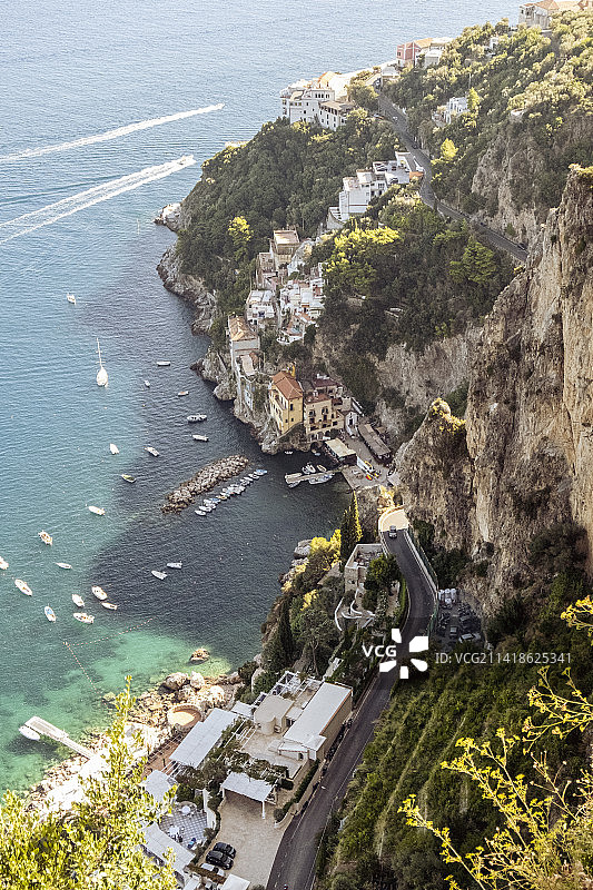意大利萨莱诺Conca dei Marini海边道路的高角度景观图片素材