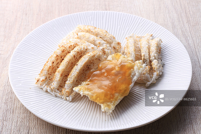 印尼勿加泗市餐盘中的油炸食品特写图片素材