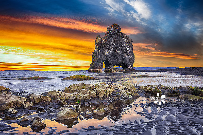 美国Hvitserkur独特玄武岩的壮丽日落景色图片素材