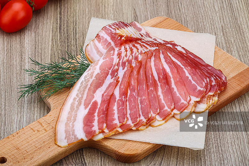 罗马尼亚砧板上的生肉俯视图图片素材