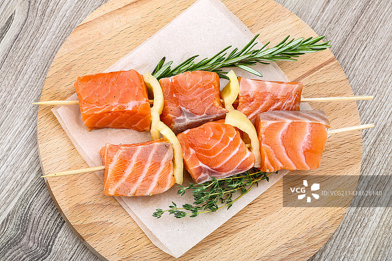 罗马尼亚砧板上三文鱼片的高角度视图图片素材
