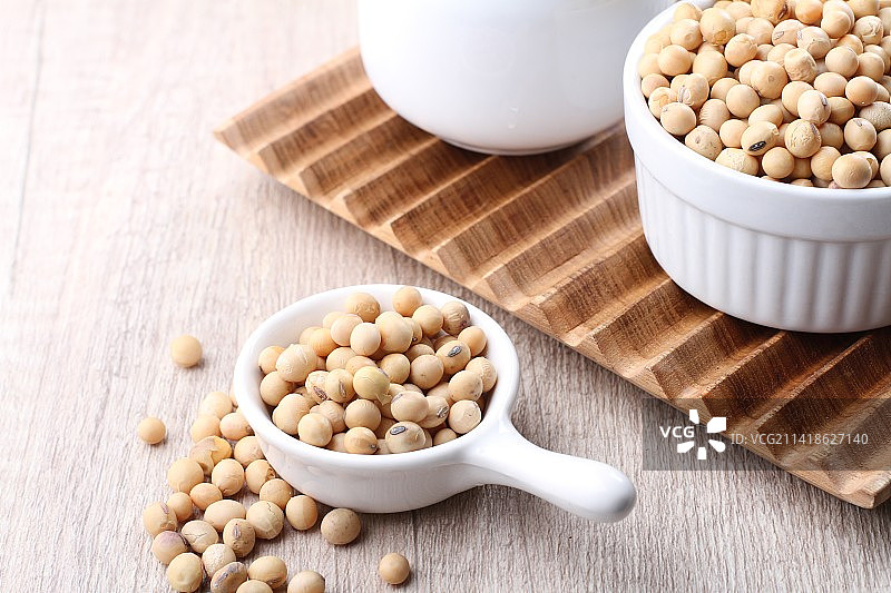 印度尼西亚西爪哇省勿加泗市桌上勺中豆子高角度景观图片素材