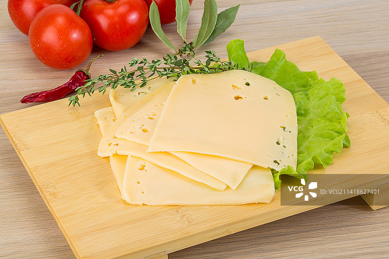 罗马尼亚砧板上奶酪的俯视图图片素材