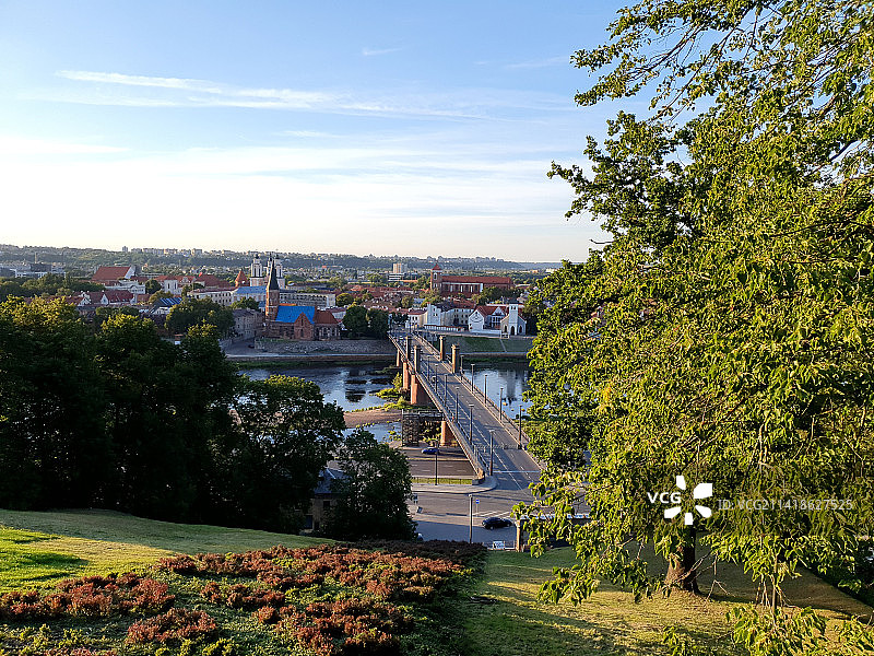 河流上的桥梁俯视图，立陶宛考纳斯图片素材