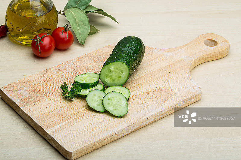 罗马尼亚：砧板上黄瓜切片的特写图片素材