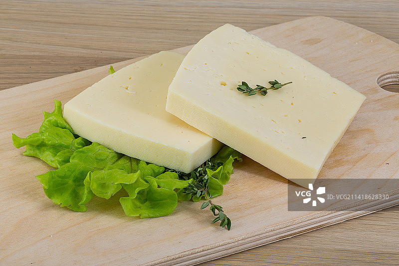 罗马尼亚砧板上奶酪的俯视图图片素材