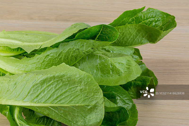 木桌上的树叶特写，罗马尼亚图片素材