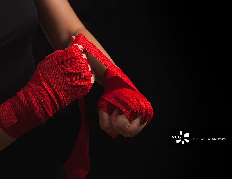 巴基斯坦：红衣武术女孩备战图片素材