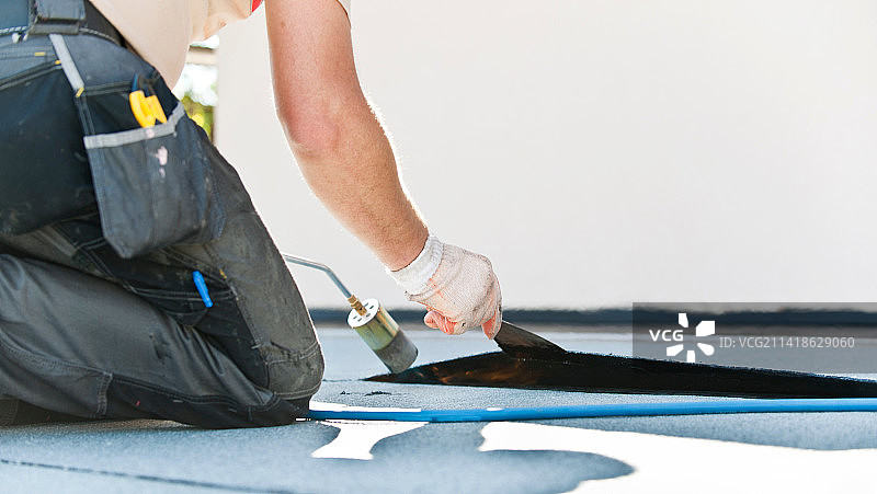 男子在美国的桌子上工作的腰部特写图片素材