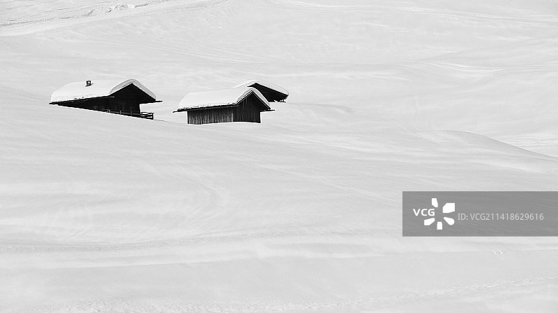 意大利田野上被雪覆盖的房屋（高角度视图）图片素材