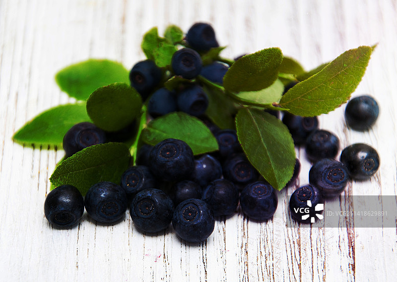木质背景上的蓝莓，罗马尼亚图片素材