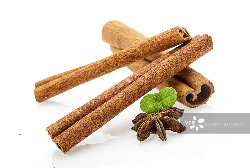 白色背景下的肉桂棒和八角茴香特写，罗马尼亚图片素材