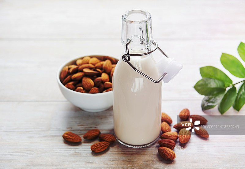 桌子上罐子里的杏仁特写，罗马尼亚图片素材