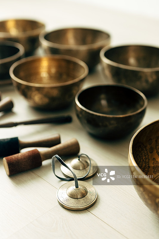 马来西亚桌子上的各种物品特写图片素材