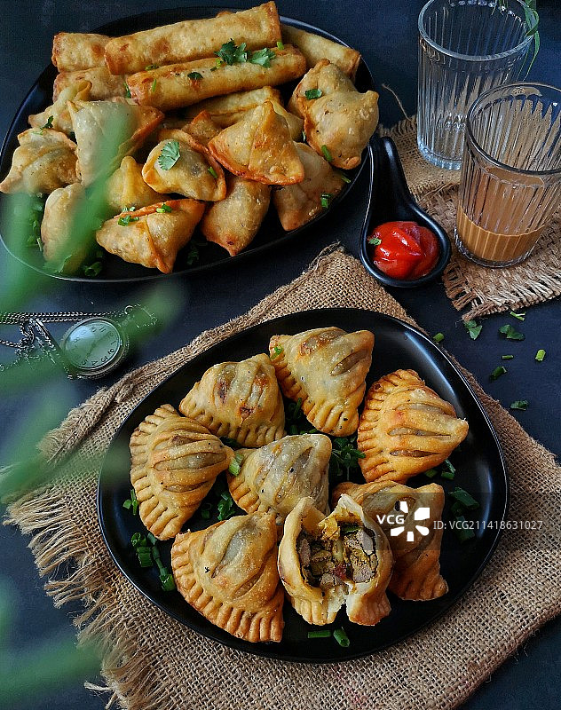 餐桌上盘子里的食物的高角度视图图片素材
