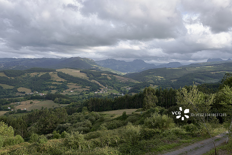 多云天空下的乡村山景，拉比恩阿帕雷西达，西班牙图片素材