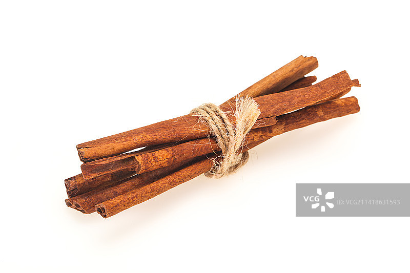 白色背景上堆放的肉桂棒，罗马尼亚图片素材