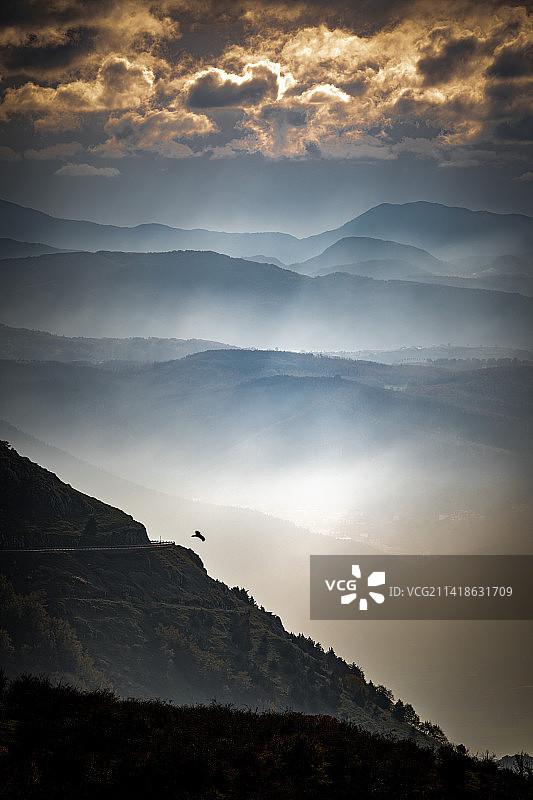 意大利波坦察省卡尔韦洛日落时分山脉剪影风光图片素材