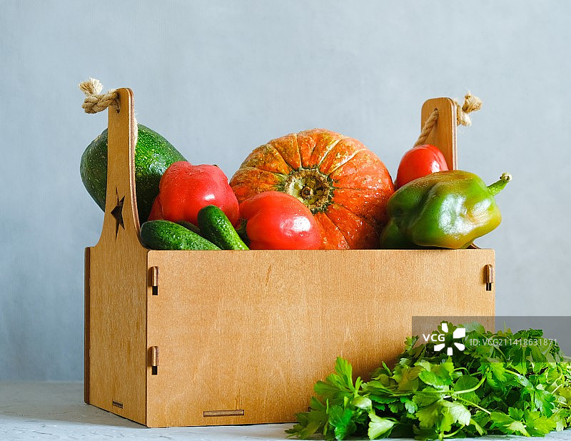 木箱中的新鲜蔬菜和草本植物，巴基斯坦图片素材