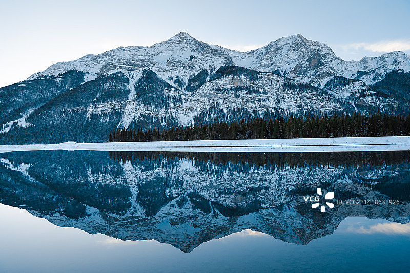 加拿大艾伯塔坎莫尔湖泊雪山风景图片素材