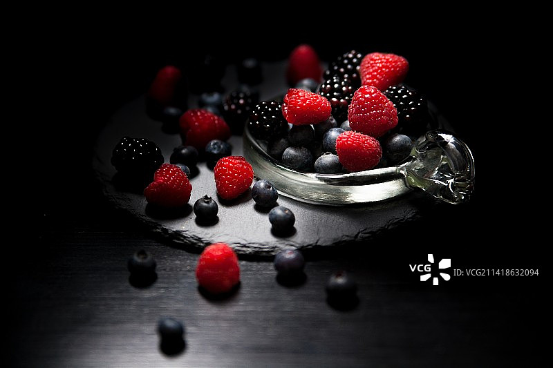 加州黑色背景下的碗中浆果特写图片素材