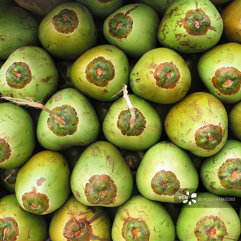 印度尼西亚瓦托伦贝市场出售的椰子图片素材