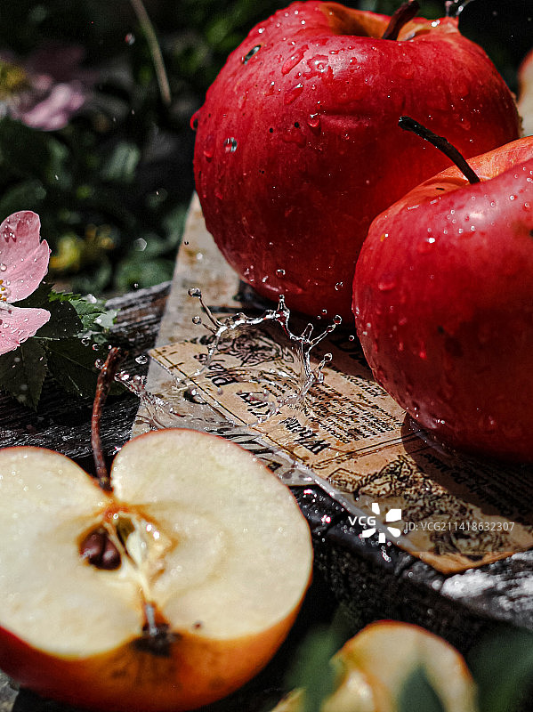 桌子上沾湿的苹果特写图片素材