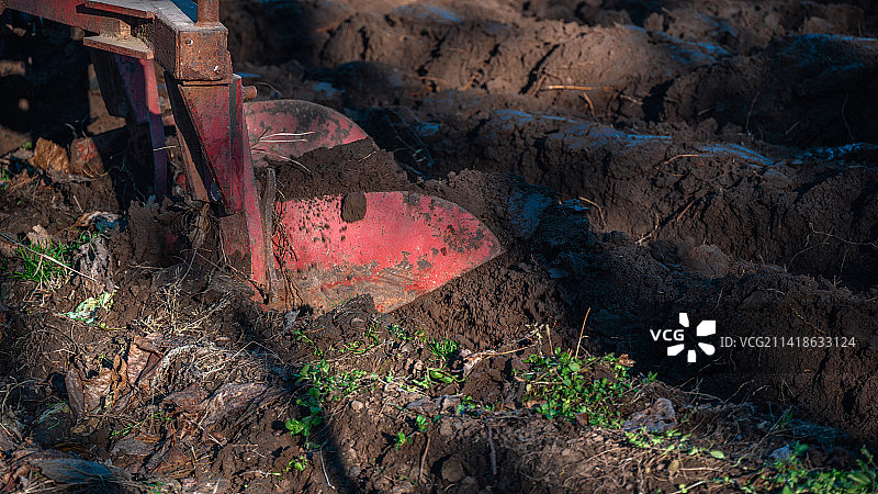 保加利亚挖掘土地的推土机高角度视图图片素材