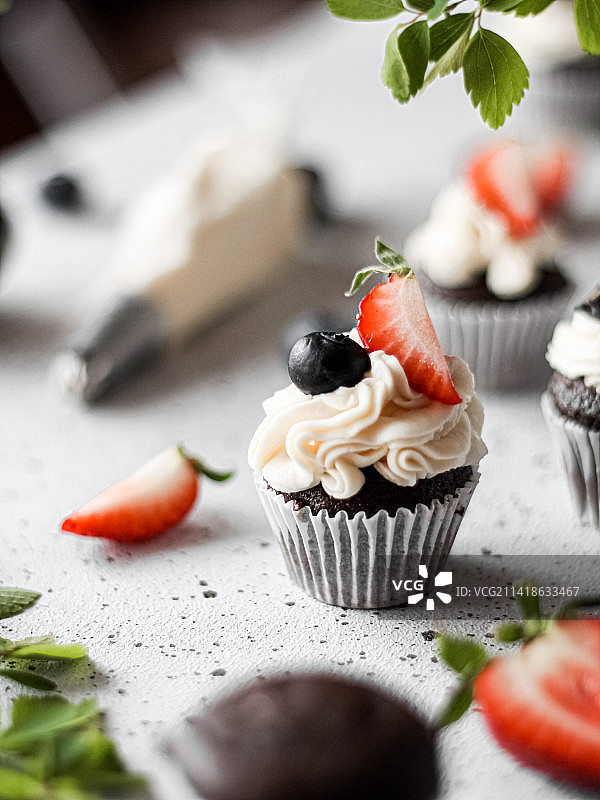 蓝莓草莓巧克力纸杯蛋糕图片素材