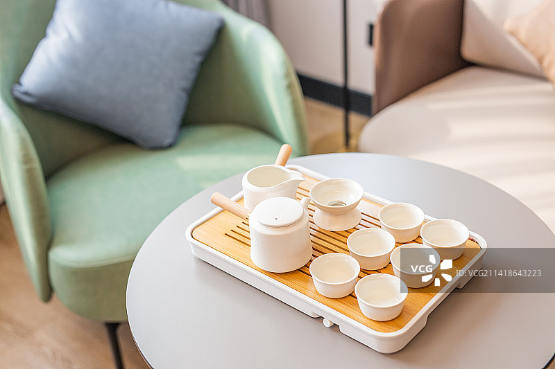 豪华酒店客房桌子上的中国式茶杯图片素材