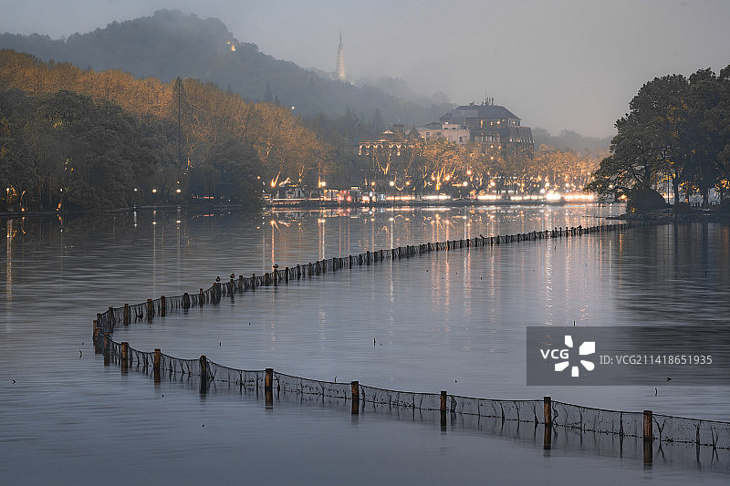 西湖北山街的雨夜图片素材