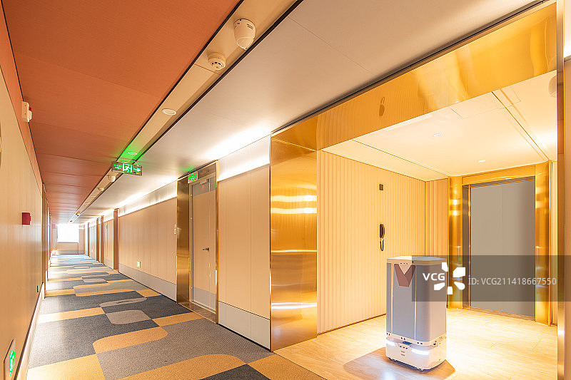 豪华酒店内部空间里的智能送餐机器人图片素材