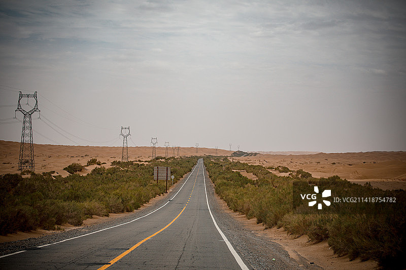 中国新疆巴音郭楞东线沙漠公路图片素材