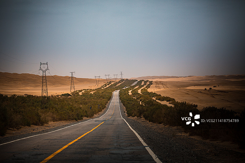 中国新疆巴音郭楞东线沙漠公路图片素材