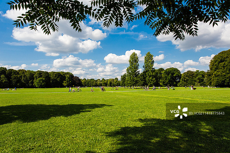 蓝天白云下的德国慕尼黑英国花园图片素材