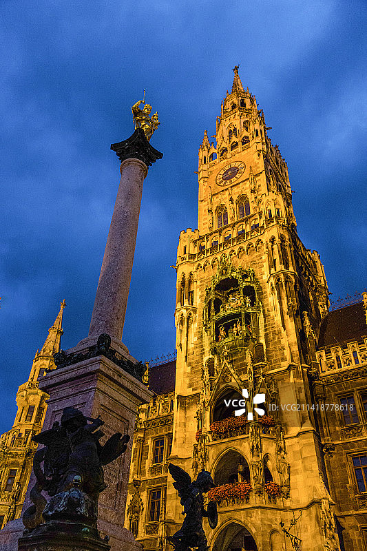 德国慕尼黑玛利亚广场(Marienplatz)的市政厅Rathaus和圣母玛利亚雕像图片素材