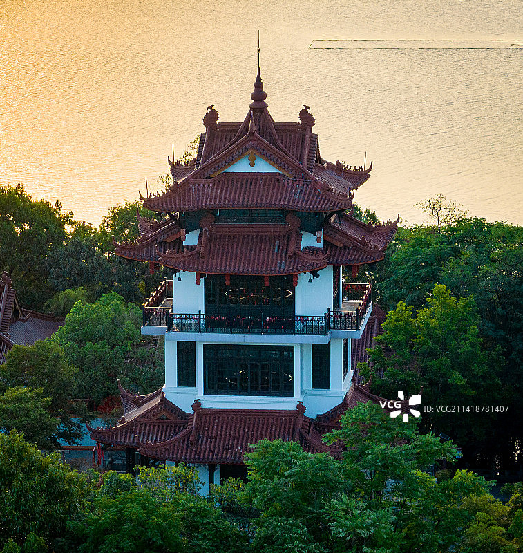 日出时分温暖的阳光洒满天目湖湖面，航拍湖里山壮元阁古色古香的建筑图片素材