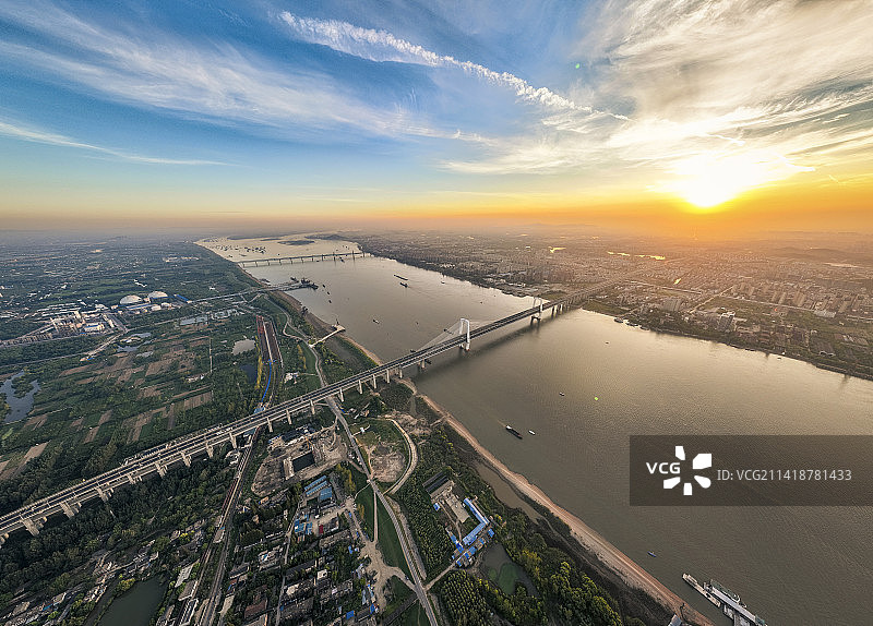 日出时分红霞满天蓝天白云，长江水面波澜不惊，芜湖长江三桥公路铁路大桥横跨江面图片素材