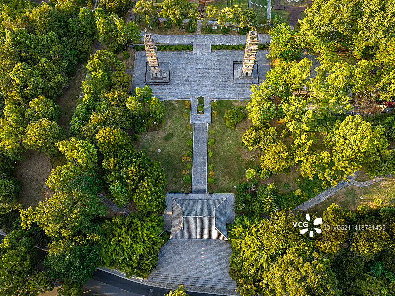 日落时分温暖的阳光照射到敬亭山南麓的江南千年古刹广教寺双塔，航拍古色古香的建筑图片素材